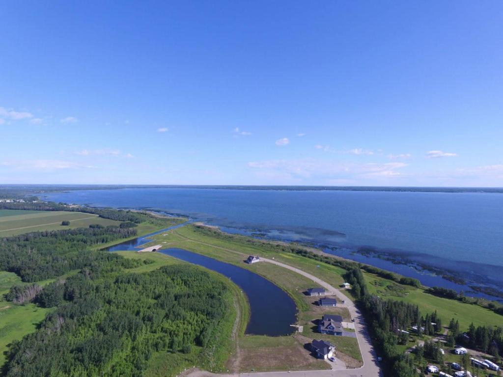 Alberta Beach Inn And Suites Buitenkant foto